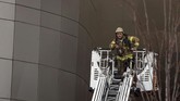 Bahriye mengaku dirinya berteriak minta pertolongan untuk membawa ibunya yang tidak dapat bangun keluar dari rumah sakit. Suasana sangat gelap dan kini dia tidak tahu di mana ibunya berada. (REUTERS/Osman Orsal)