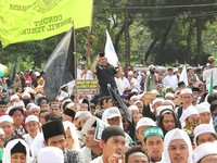 Aksi Ribuan Massa Padati Jalan Merdeka Timur