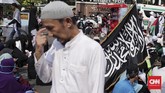 Massa yang tergabung dalam Persaudaraan Alumni 212, Front Pembela Islam (FPI) dan Gerakan Nasional Pengawal Fatwa (GNPF) Ulama berunjuk rasa dalam Aksi Bela Islam 64 di Jakarta, Jumat (6/4), menuntut Sukmawati Soekarnoputri diadili. (CNN Indonesia/Hesti Rika)