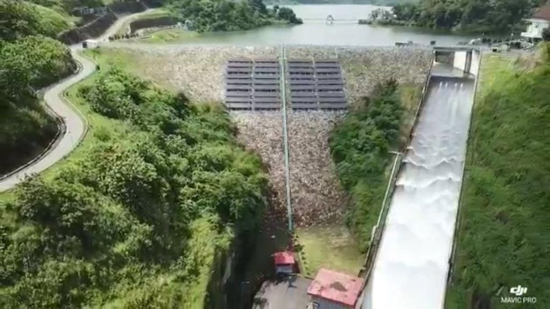 Kapasitas listrik terpasang yang dihasilkan sebesar 304,2 kilowatt-peak (kWp) atau setara 291.000 kilowatt-jam (kWh) per tahun.