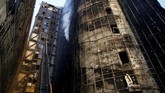 Petugas pemadam kebakaran berusaha menguasai api beberapa jam setelah api melahap atap Rumah Sakit Penelitian dan Pelatihan Taksim, Gaziosmanpasa, wilayah utara Istanbul. (REUTERS/Osman Orsal)