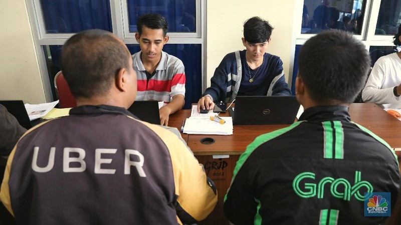Pasca akusisi perusahaan transportasi daring Uber Technologies oleh Grab ratusan driver Uber mendaftarkan diri ke Grab.