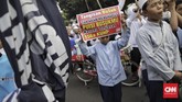 Polda Metro Jaya mengerahkan sekitar 6.000 personel untuk mengamankan Aksi 64. Sejak awal hingga aksi selesai, tidak ada insiden berarti. (CNN Indonesia/Adhi Wicaksono)