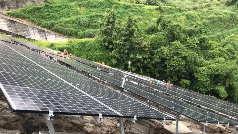 Kapasitas listrik terpasang yang dihasilkan sebesar 304,2 kilowatt-peak (kWp) atau setara 291.000 kilowatt-jam (kWh) per tahun.