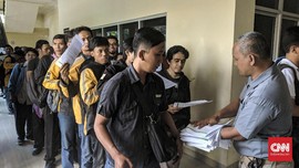 Beralih ke Grab, Pengemudi Uber Banjiri GOR Benhil