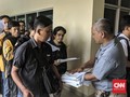 Beralih ke Grab, Pengemudi Uber Banjiri GOR Benhil