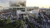 Puluhan pasien terpaksa dievakuasi akibat kebakaran di sebuah rumah sakit di Istanbul, Turki, Kamis (5/4) pagi. (Salih Zeki Fazlıoğlu - Anadolu Agency)