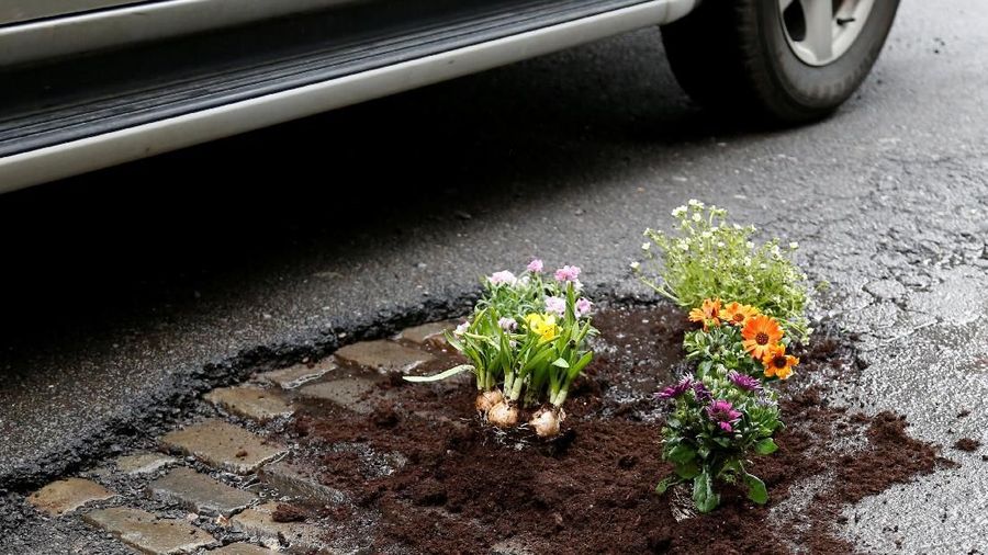 Aksi tersebut ia lakukan sebagai bentuk protes kepada dinas pekerja setempat untuk membenahi jalan berlubang yang tidak diperbaiki.