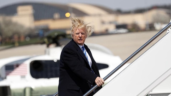 U.S. President Donald Trump boards Air Force One before departing Joint Base Andrews, Maryland en route West Virginia, U.S., April 5, 2018. REUTERS/Kevin Lamarque