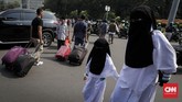 Massa akhirnya membubarkan diri setelah sejumlah tokoh membacakan tuntutan aksi. Dalam salah satu poin tuntutan, massa aksi meminta Sukmawati Soekarnoputri bertobat atas tindakannya menistakan agama melalui puisi berjudul Ibu Indonesia. (CNNIndonesia/Safir Makki)