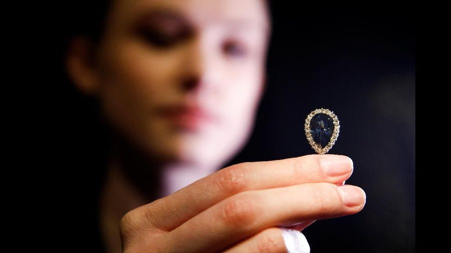 A model poses with 'The Farnese Blue' diamond at Sotheby's auction house in London, Britain, April 6, 2018. REUTERS/Henry Nicholls