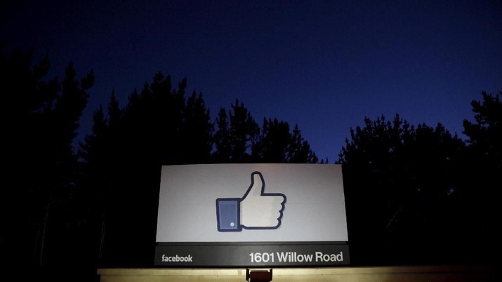 Facebook FILE PHOTO: The sun rises behind the entrance sign to Facebook headquarters in Menlo Park before the company's IPO launch, May 18, 2012. REUTERS/Beck Diefenbach/File Photo