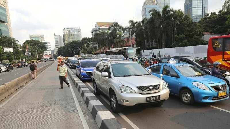 Aksi tersebut membuat Lalin di lokasi dialihkan dari arah Masjid Istiqlal, Jl Medan Merdeka Timur, dibelokkan ke Jl Medan Merdeka Utara.