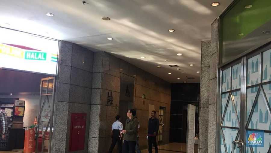 Masalah kebocoran hingga rubuhnya plafon di gedung Bursa Efek Indonesia (BEI) kemarin sore telah ditangani oleh pihak pengelola gedung,