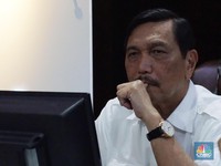 Pabrik Perakit iPhone Pindah ke RI, Luhut: Izin Kami Urusin!