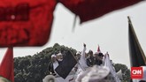 Soekmawati Soekarnoputri dalam puisinya membandingkan azan dengan kidung Indonesia, serta membandingkan cadar dengan konde Ibu Indonesia. (CNN Indonesia/Adhi Wicaksono)
