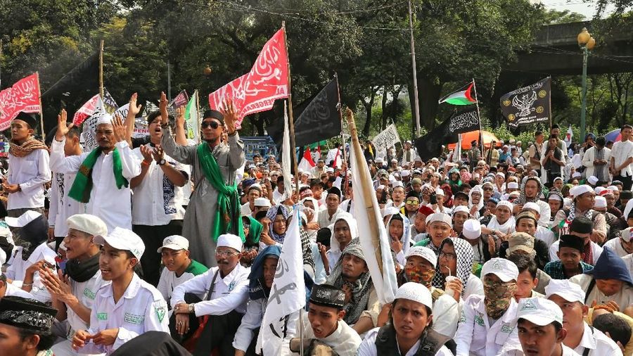 Aksi tersebut membuat Lalin di lokasi dialihkan dari arah Masjid Istiqlal, Jl Medan Merdeka Timur, dibelokkan ke Jl Medan Merdeka Utara.