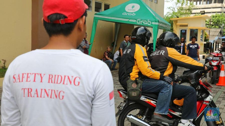 Pasca akusisi perusahaan transportasi daring Uber Technologies oleh Grab ratusan driver Uber mendaftarkan diri ke Grab.