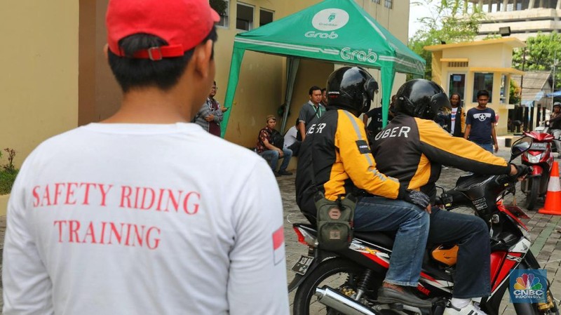 Pasca akusisi perusahaan transportasi daring Uber Technologies oleh Grab ratusan driver Uber mendaftarkan diri ke Grab.