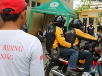 Ratusan pengemudi ojek berbasis daring Uber melakukan regsitrasi pendafatran driver Grab di GOR Bendungan Hilir, Bendungan Hilir, Jakarta, Jumat (6/4/2018).