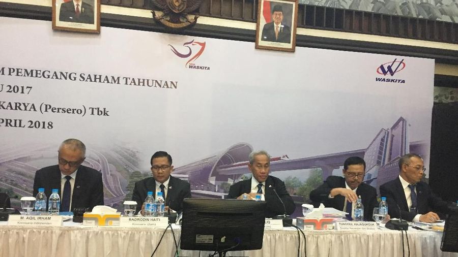 Dia harus rela memberikan jabatannya kepada pihak lain yang lain berdasarkan keputusan Kementerian Badan Usaha Milik Negara (BUMN).