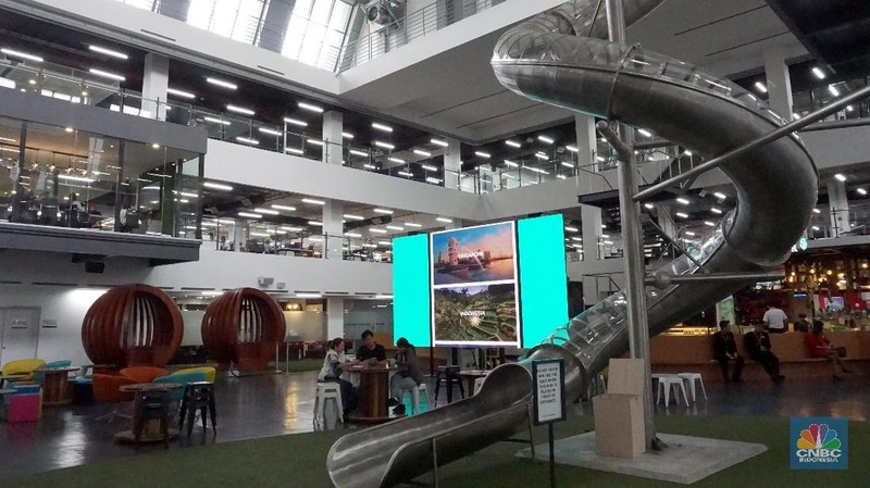 Kantor pusat Air Asia Malaysia menerapkan konsep kantor open office untuk kenyamanan kantor.