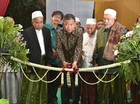 Menteri Jonan Masak dengan Kompor Berbahan Bakar Kotoran