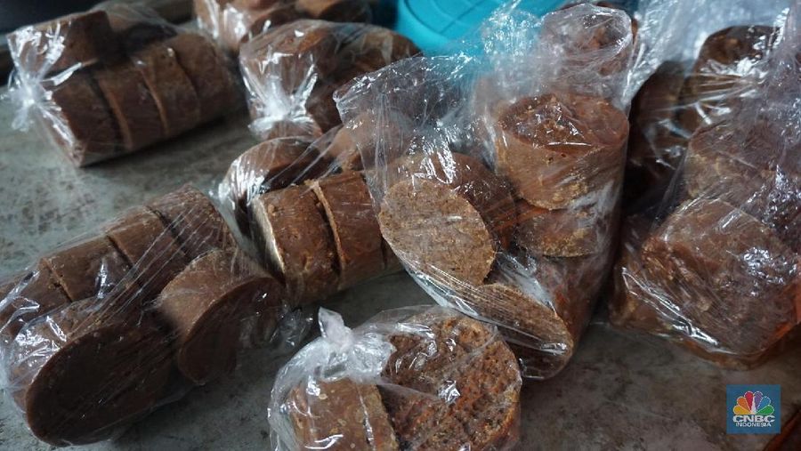 Wisatawan dapat melihat proses pembuatan gula kelapa, peternakan sapi, kambing dan tanaman durian.