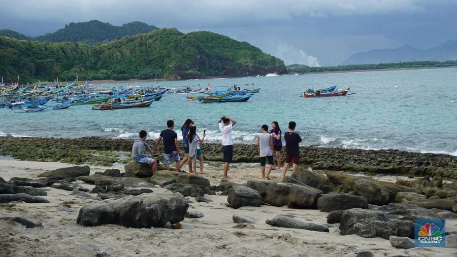 Kabupaten Jember memiliki surga tersembunyi, yakni Pantai Pasir Putih Malikan (Papuma).