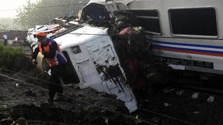 KA Sancaka yang Terguling Masih Dievakuasi