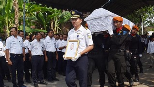Jenazah Masinis Korban KA Sancaka Dimakamkan di Madiun