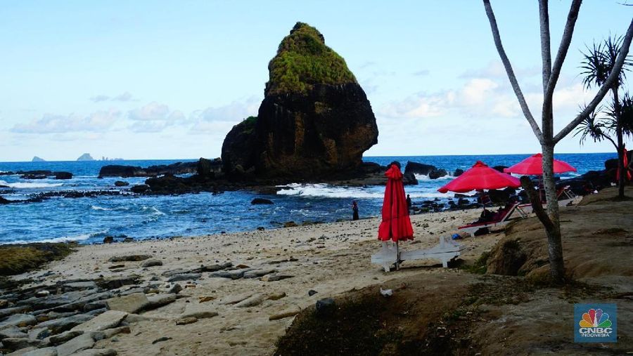 Kabupaten Jember memiliki surga tersembunyi, yakni Pantai Pasir Putih Malikan (Papuma).