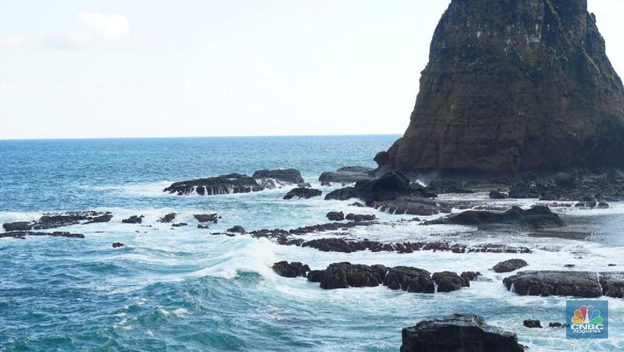 Kabupaten Jember memiliki surga tersembunyi, yakni Pantai Pasir Putih Malikan (Papuma).