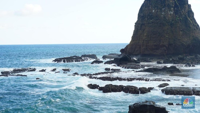 Kabupaten Jember memiliki surga tersembunyi, yakni Pantai Pasir Putih Malikan (Papuma).
