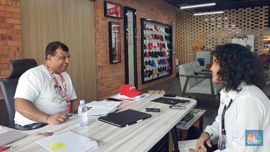 Kantor pusat Air Asia Malaysia menerapkan konsep kantor open office untuk kenyamanan kantor.