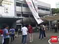 Karyawan Polda Metro Pecahkan Kaca Bantu Padamkan Api