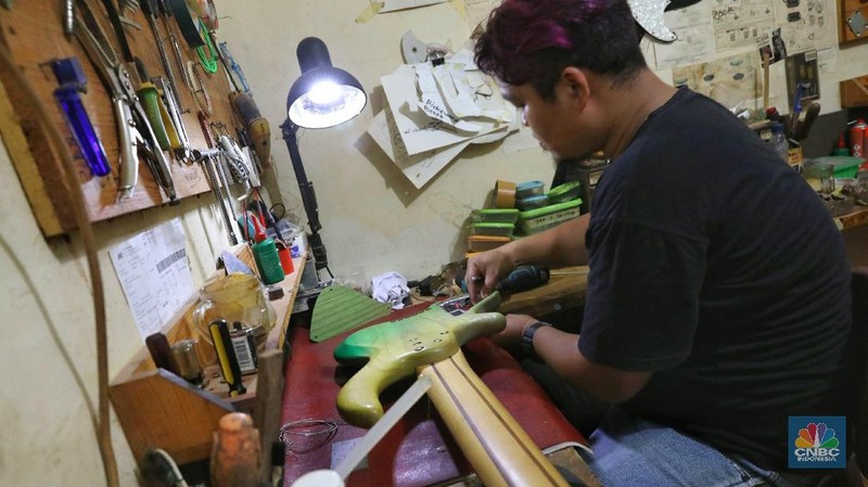 Harga yang dijual untuk pembuatan gitar custom dipatok dari harga Rp 3 juta hingga pernah terjual dengan harga Rp 40 juta.
