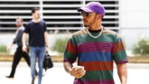 Lewis Hamilton berusaha rileks di Bahrain jelang melakoni balapan di Sirkuit Internasional Bahrain, Minggu (8/4). (REUTERS/Hamad I Mohammed)