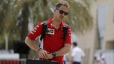 Sebastian Vettel bersiap menuju latihan bebas pertama di Sirkuit Internasional Bahrain. Vettel sukses mengalahkan Lewis Hamilton meraih podium pertama di gelaran perdana F1 2018 di Australia. (REUTERS/Hamad I Mohammed)