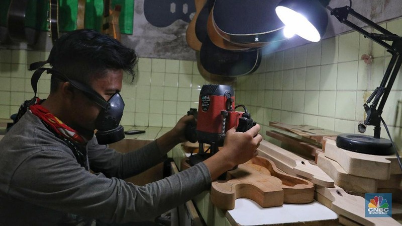 Harga yang dijual untuk pembuatan gitar custom dipatok dari harga Rp 3 juta hingga pernah terjual dengan harga Rp 40 juta.
