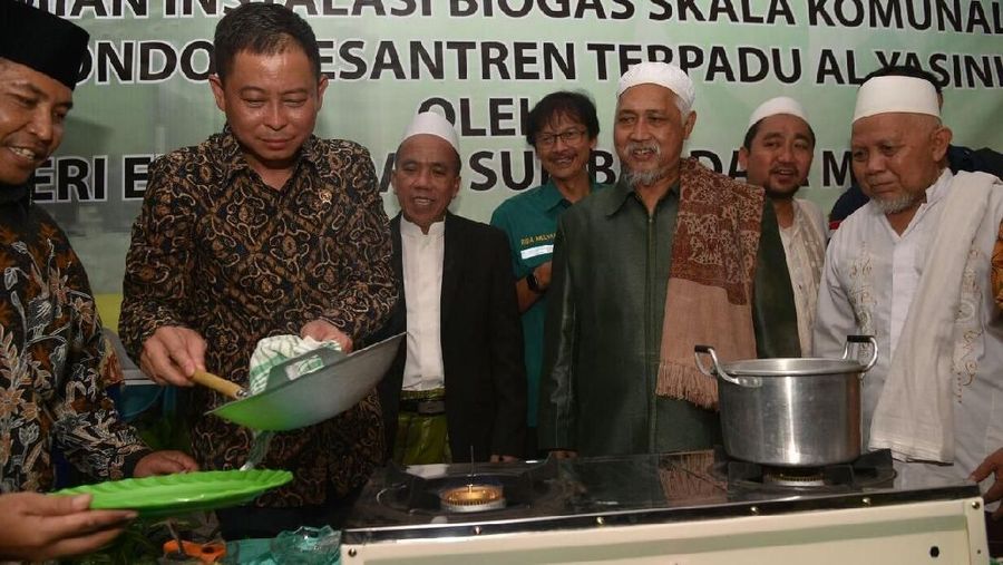 Menteri Energi dan Sumber Daya Mineral Ignasius Jonan meresmikan biogas komunal di Pasuruan, Jawa Timur. Sebanyak 13 pesantren sudah menggunakan biogas komunal.