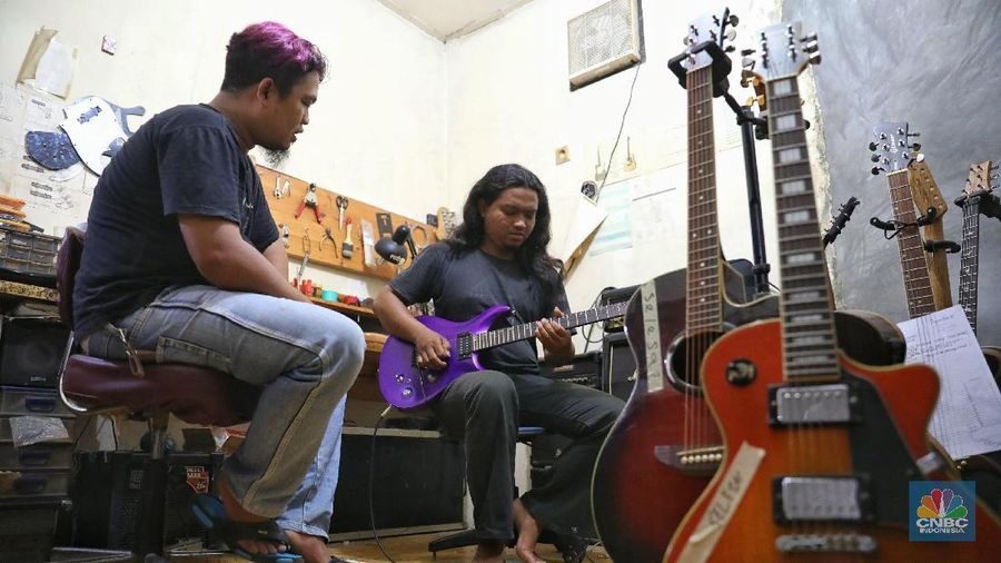 Harga yang dijual untuk pembuatan gitar custom dipatok dari harga Rp 3 juta hingga pernah terjual dengan harga Rp 40 juta.