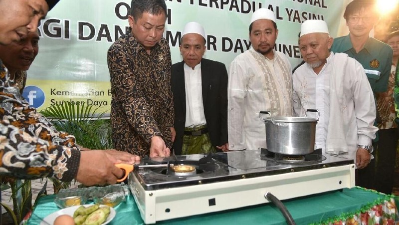 Menteri Energi dan Sumber Daya Mineral Ignasius Jonan meresmikan biogas komunal di Pasuruan, Jawa Timur. Sebanyak 13 pesantren sudah menggunakan biogas komunal.