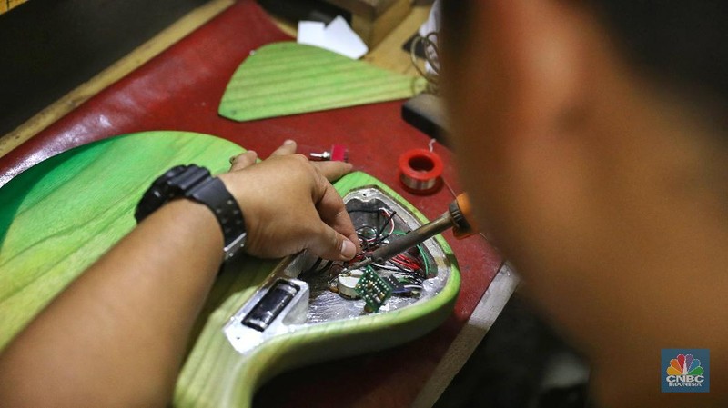 Harga yang dijual untuk pembuatan gitar custom dipatok dari harga Rp 3 juta hingga pernah terjual dengan harga Rp 40 juta.