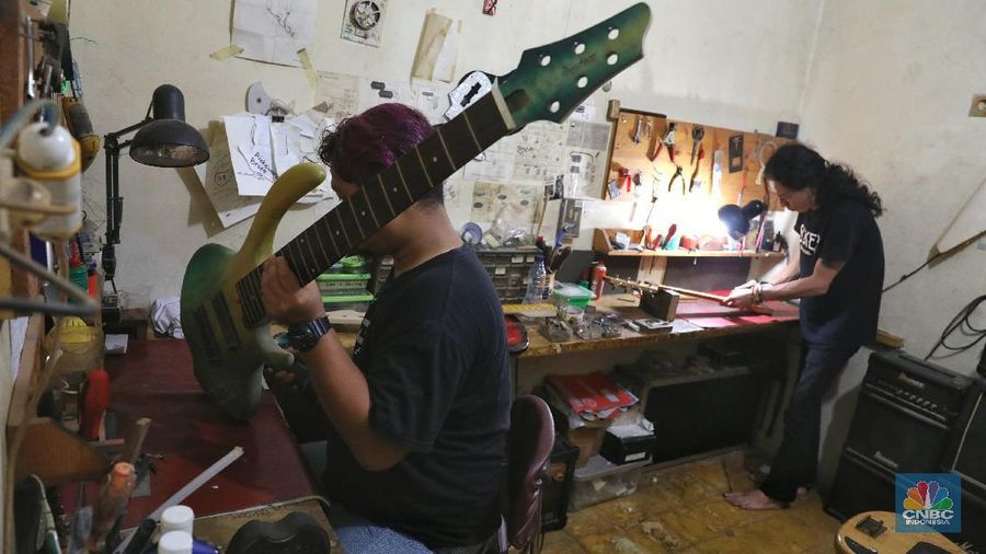 Harga yang dijual untuk pembuatan gitar custom dipatok dari harga Rp 3 juta hingga pernah terjual dengan harga Rp 40 juta.