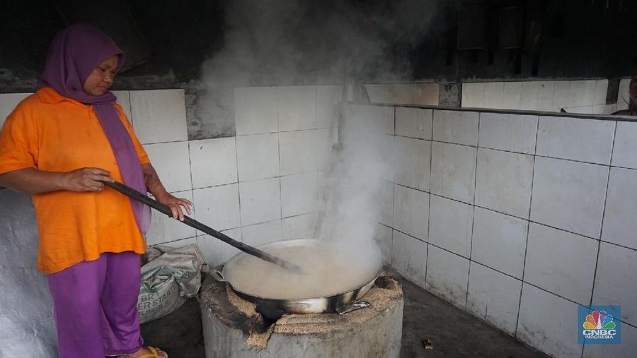 Wisatawan dapat melihat proses pembuatan gula kelapa, peternakan sapi, kambing dan tanaman durian.
