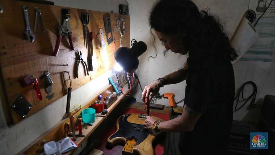 Harga yang dijual untuk pembuatan gitar custom dipatok dari harga Rp 3 juta hingga pernah terjual dengan harga Rp 40 juta.