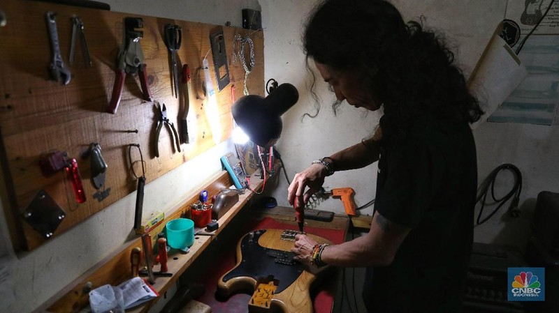 Harga yang dijual untuk pembuatan gitar custom dipatok dari harga Rp 3 juta hingga pernah terjual dengan harga Rp 40 juta.