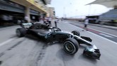 Sisi sayap kiri mobil Lewis Hamilton patah usai menjalani latihan bebas pertama, Jumat (6/4) di Sirkuit Internasional Bahrain. (REUTERS/Hamad I Mohammed)