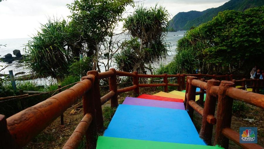 Kabupaten Jember memiliki surga tersembunyi, yakni Pantai Pasir Putih Malikan (Papuma).